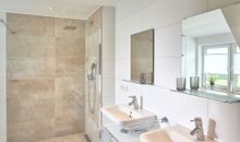 Badezimmer mit bodengleicher Dusche