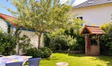 offener Wohnbereich mit Zugang zum Wintergarten