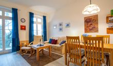 Der Wohnbereich mit Zugang zum möblierten Balkon