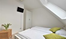 Beispiel Schlafzimmer mit Doppelbett und TV