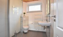 Bad mit Dusche und WC