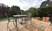Die Sonnenterrasse mit freiem Blick in den Garten