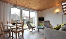 Heller Wohn- und Essbereich mit Zugang zur Terrasse und zum Garten