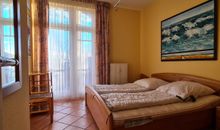 Schlafzimmer mit Doppelbett