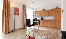 Haffblick Whg. Ha57 - Blick vom Sofa auf den Essbereich und die offene Küche