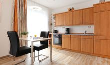 Haffblick Whg. Ha57 - Blick vom Sofa auf den Essbereich und die offene Küche