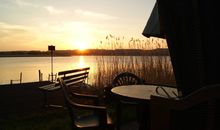 Urlauberdorf 59b/ Kleeblatt - Blick auf das Sofa und die offene Küchenzeile