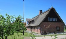 Wohnen unter Reet Ferienwohnung Midgard EG und Ferienwohnung Godewind OG
