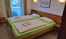 Schlafzimmer 1 mit Doppelbett (2x 1,00 m x 2,00 m) und Zugang zum Badezimmer 1 und zum Balkon