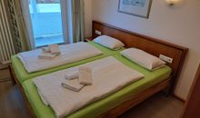 Schlafzimmer 2 mit Doppelbett (2x 0,90 m x 2,00 m) und Zugang zum Balkon