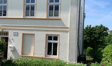 Blick am Haus vorbei in den Garten