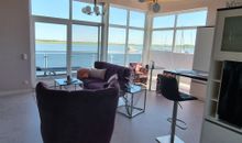 Wohnzimmer mit großen Terrassetüren