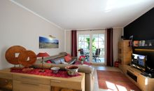 Wohnzimmer mit Zugang zum Balkon