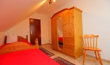 Gäste-/ Kinderzimmer Kleiderschrank und 2 Einzelbetten