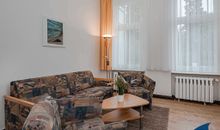 Wohnbereich mit Couch und TV
