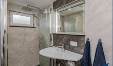 Badezimmer mit Dusche