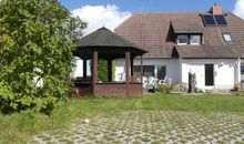 Blick auf das Haus mit Sitzgelegenheiten