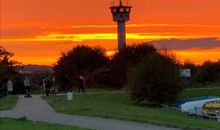 ehemaliger Grenzturm von Börgerende in der Abendsonne