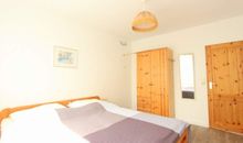 Schlafzimmer Doppelbett und Kleiderschrank