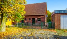 Vorderseite des Hauses mit Garage im Herbst