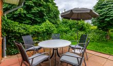 Terrasse mit Gartenmöbeln