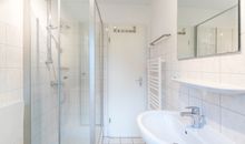 Bad mit Dusche und WC
