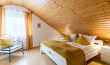 Schlafzimmer mit Doppelbett in der 2. Wohnebene (DG)