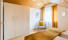 Schlafzimmer mit Doppelbett in der 2. Wohnebene (DG)