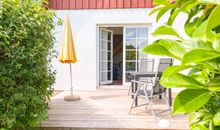 Sonnenschirm und Stühle