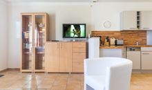 Wohnzimmer mit Blick in die Küche
