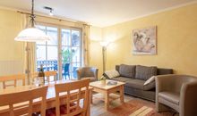 Das gemütliche Wohnzimmer mit Zugang zur Terrasse