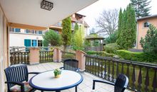 Die große halb überdachte Terrasse