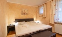 Das Schlafzimmer mit Doppelbett