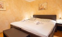 Das Schlafzimmer mit Doppelbett