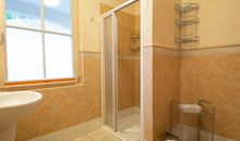 Das Bad mit Dusche und WC