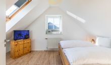 Schlafzimmer mit TV im DG