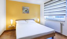 Schlafzimmer mit Doppelbett