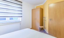 Kleiderschrank im Schlafzimmer