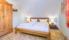 3. Schlafzimmer mit Doppelbett und Kleiderschrank im 1.OG