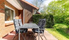 Terrasse mit Gartenmöbeln