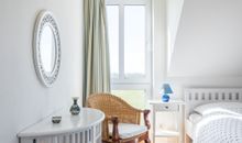 Schlafzimmerfenster Nachtschrank