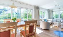 Badezimmer mit Badewanne im Obergeschoss