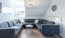großzügiges Sofa