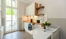 bestuhlter Balkon in ruhiger Lage