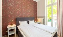 bestuhlter Balkon mit Blick ins Grüne