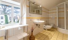 Badezimmmer mit Badewanne und Dusche