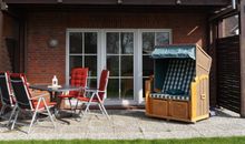 Blick vom Garten zum Haus mit Abstellschuppen