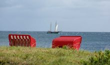 Rote Strandkörbe am Schönhagener Strand