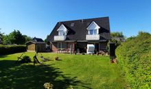 Hausansicht und Garten