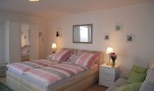 Boxspringbett und Kleiderschrank